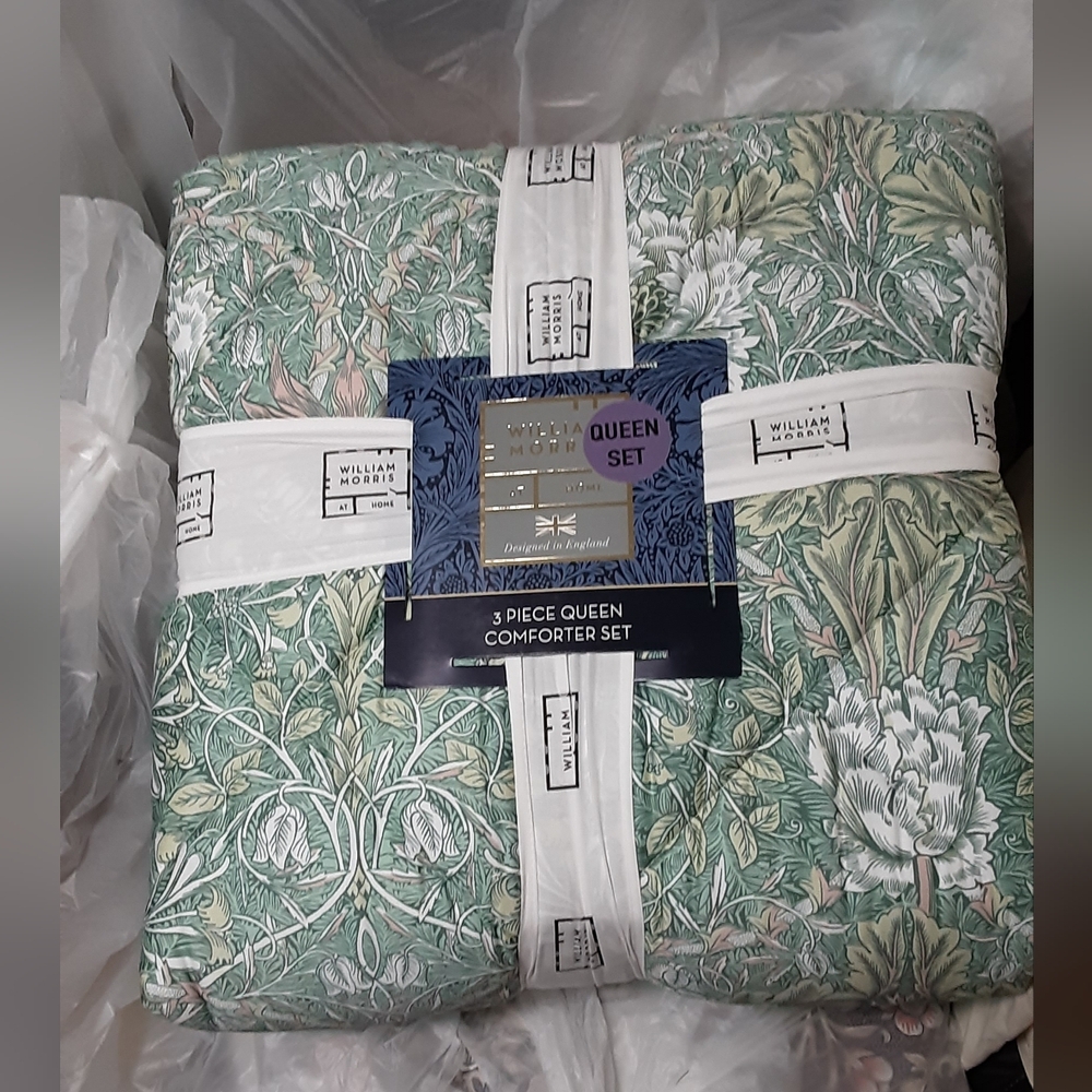 William Morris at Home Queen Comforter Set In Honeysuckle Tulip, Sea Green